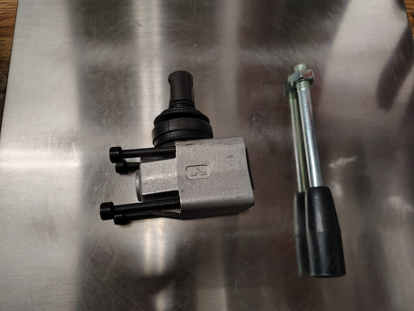 VALVE HANDLE LEVER BOX | 5505461 | THREAD-IN VALVE HANDLE | 5505456